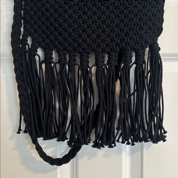 NWOT Danielle Nicole Macrame Crossbody Fringe Wood Handle Bag in Black - Picture 6 of 11
